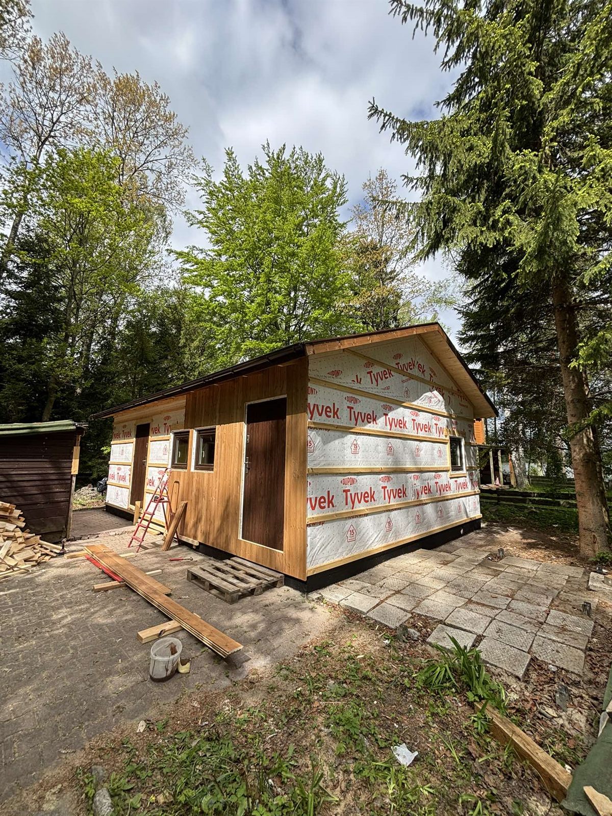 Realizacja Ad Astra Constructions — montaż elewacji drewnianej