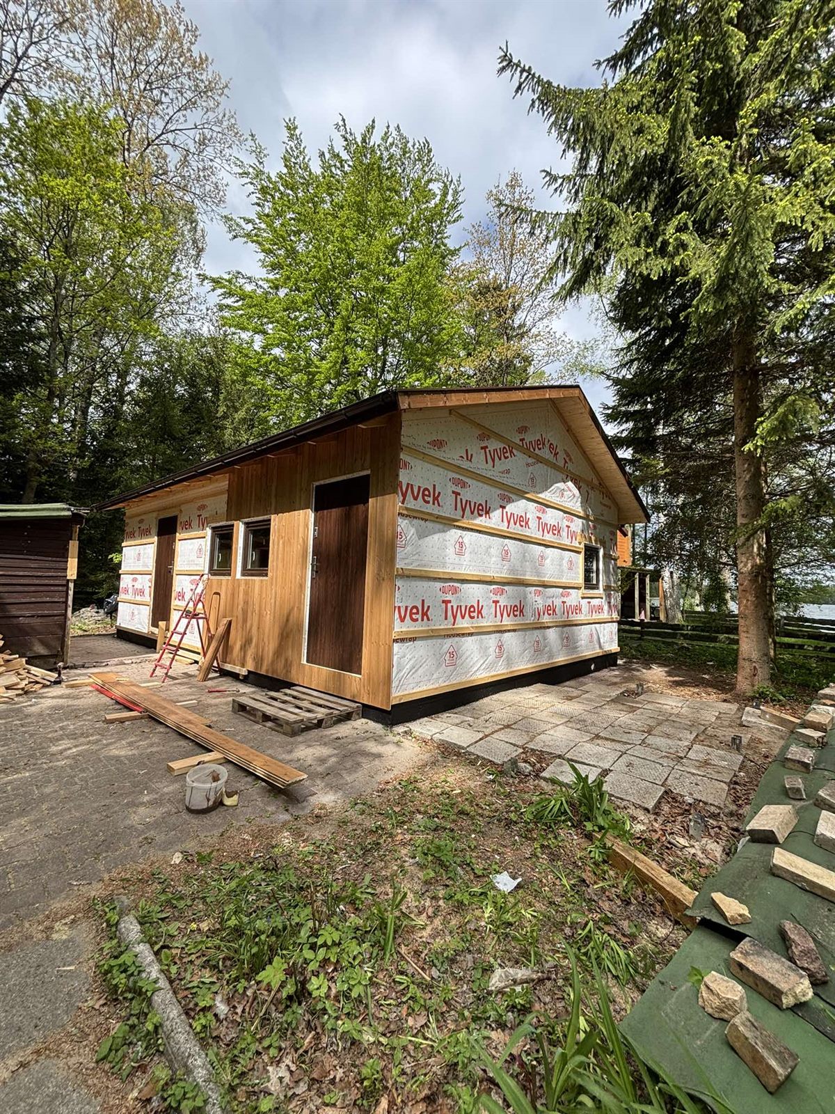 Realizacja Ad Astra Constructions — dom szkieletowy z elewacją drewnianą