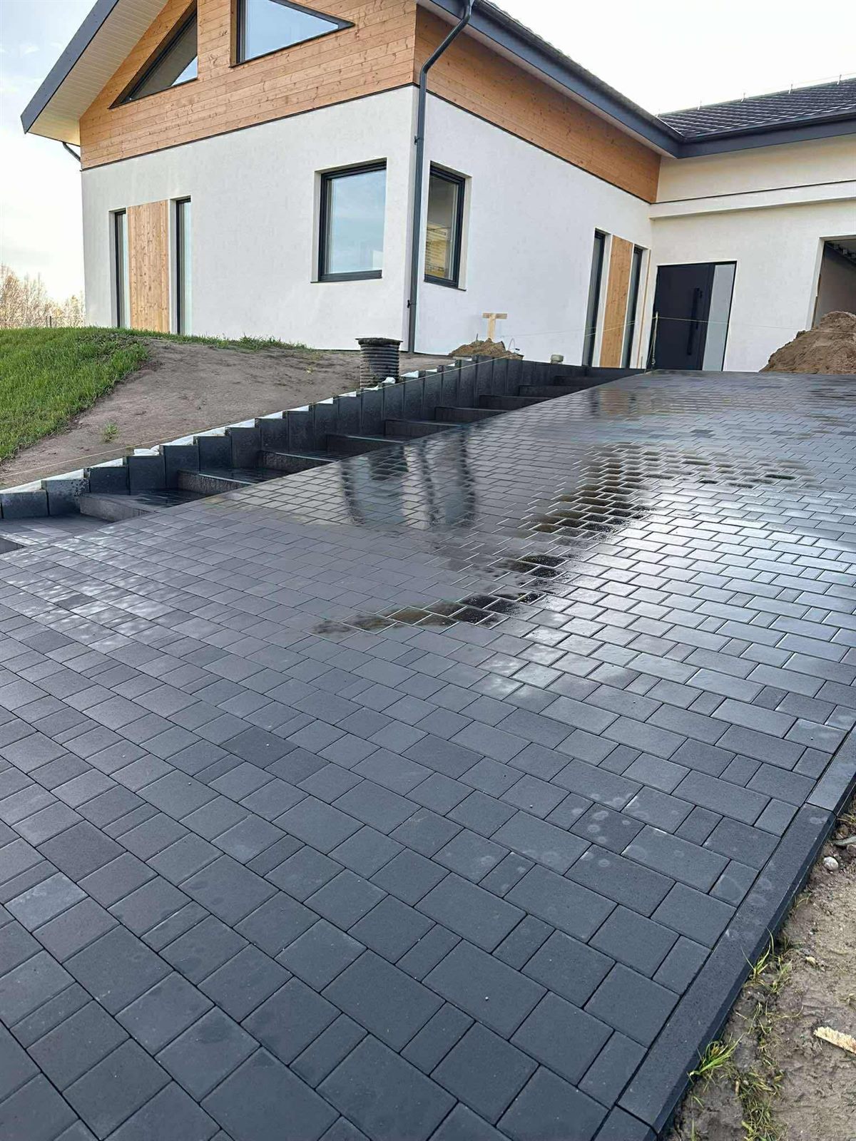 Realizacja Ad Astra Constructions — podjazd z kostki brukowej