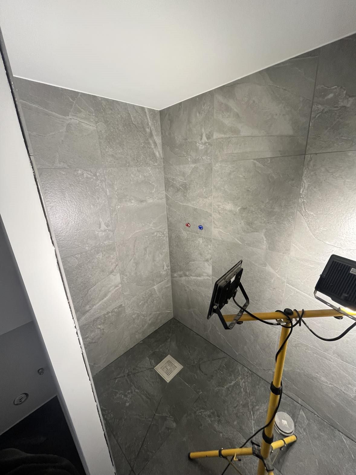Realizacja Ad Astra Constructions — łazienka w trakcie wykończenia