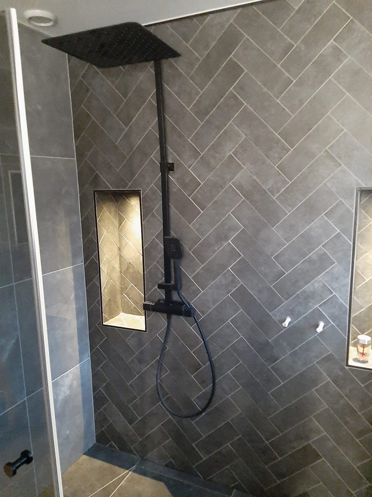 Realizacja Ad Astra Constructions — prysznic z płytkami w jodełkę